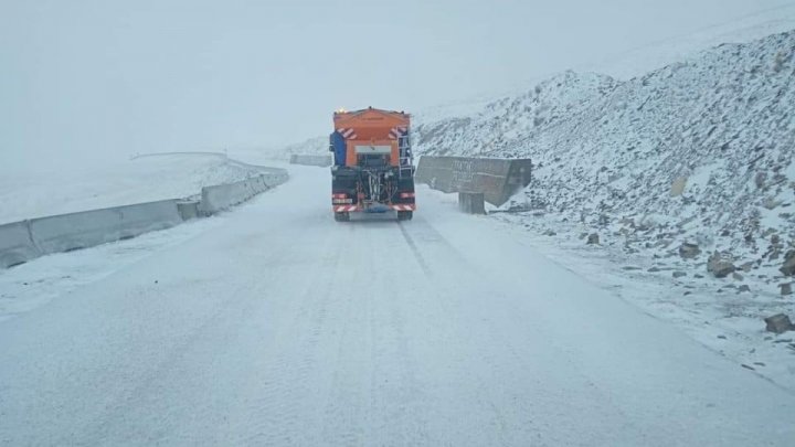 Autorităţile române au închis circulaţia pe Transalpina din cauza ninsorii