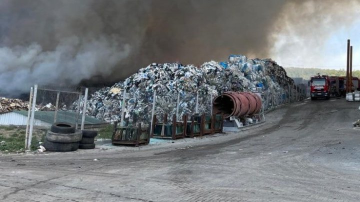 Lichidarea incendiului de la depozitul de deșeuri continuă. Zeci de pompieri, la fața locului (FOTO)