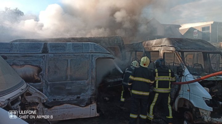 Incendiu devastator la Ciocana: Opt autovehicule vechi dezmembrate au fost făcute scrum