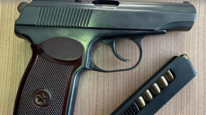 Un ucrainean s-a pornit în Moldova cu un pistol și mai multe cartușe. Ce explicații le-a dat polițiștilor de frontieră