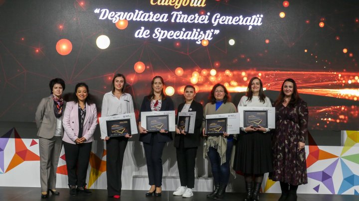 Titlul de „Profesor Inovator 2022” și premii bănești. Mai multe cadre didactice, premiate pentru realizări remarcabile