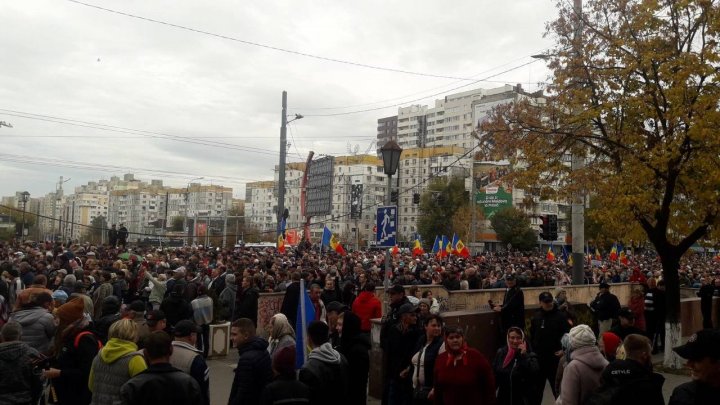 Poliția: Persoanele prezente la acțiunea de protest din centrul Capitalei încearcă să destabilizeze situația