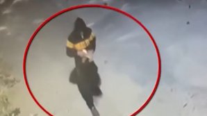 Ar fi comis mai multe jafuri pe străzile Capitalei. Doi suspecți, reținuți. Vezi cum acționau indivizii (VIDEO)