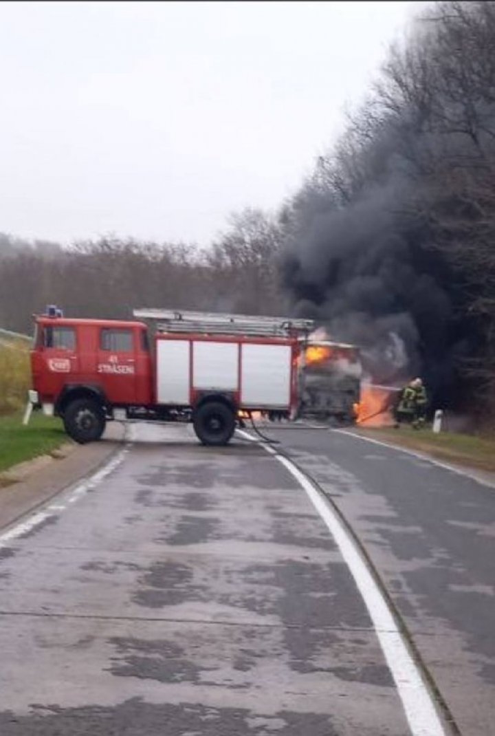 Flăcări uriașe pe șosea. Un autobuz cu 49 de pasageri A LUAT FOC în mers, în apropiere de Strășeni (VIDEO/FOTO)