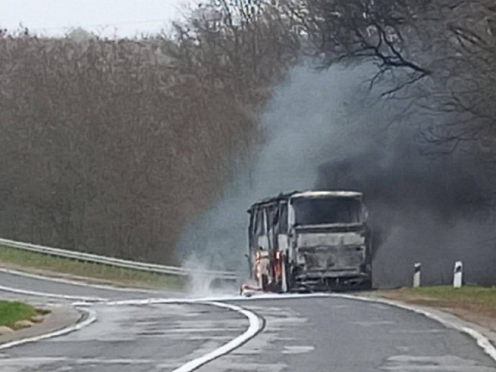 Flăcări uriașe pe șosea. Un autobuz cu 49 de pasageri A LUAT FOC în mers, în apropiere de Strășeni (VIDEO/FOTO)