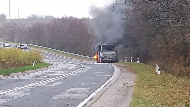 Flăcări uriașe pe șosea. Un autobuz cu 49 de pasageri A LUAT FOC în mers, în apropiere de Strășeni (VIDEO/FOTO)