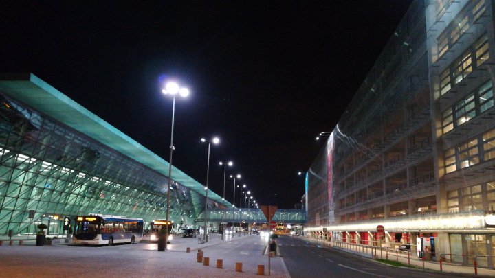 Incendiu la unul dintre cele mai mari aeroporturi din Polonia. Traficul aerian, închis