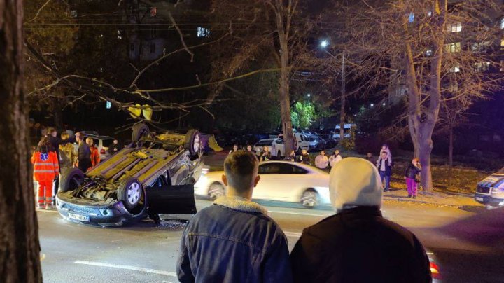 Accident rutier în sectorul Botanica al Capitalei. O mașină s-a răsturnat în timpul deplasării (VIDEO)