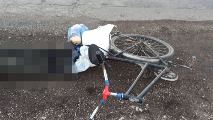 Moarte subită la Ocnița. Un bărbat a căzut de pe bicicletă și s-a stins. Poliția a inițiat o anchetă