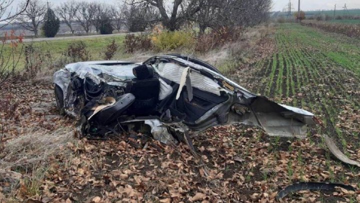 ACCIDENT CUMPLIT în apropiere de Gura Căinarului. Un tânăr a murit. Vehiculul, făcut zob (FOTO)