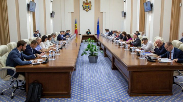 Însoțitorii care asigură protecția delegațiilor străine vor putea veni în Moldova cu armele din dotare
