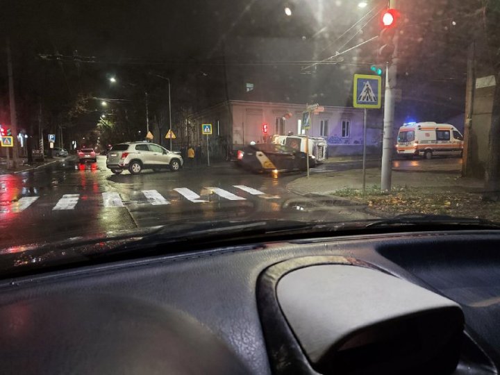 Accident grav în Capitală. O ambulanță, RĂSTURNATĂ pe carosabil. Sunt VICTIME (VIDEO/FOTO)