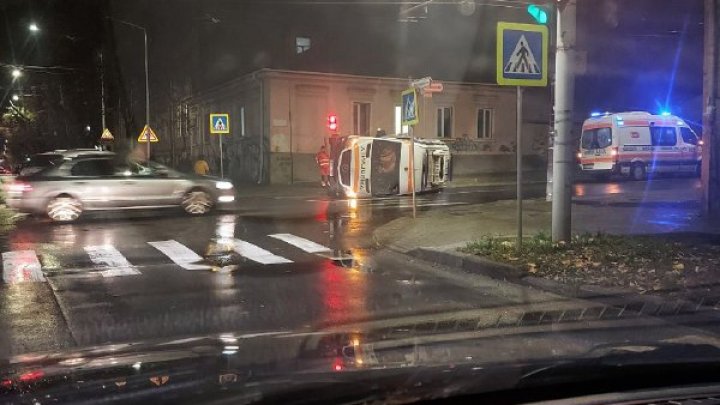 Accident grav în Capitală. O ambulanță, RĂSTURNATĂ pe carosabil. Sunt VICTIME (VIDEO/FOTO)