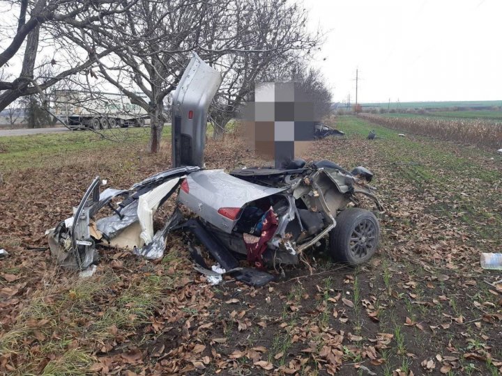 ACCIDENT CUMPLIT în apropiere de Gura Căinarului. Un tânăr a murit. Vehiculul, făcut zob (FOTO)