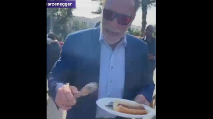 Actorul Arnold Scwharzenegger a pregătit hotdogi în stradă pentru veteranii americani (VIDEO)