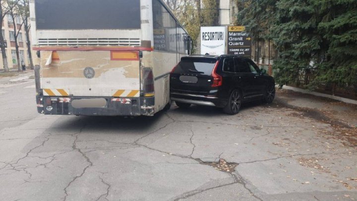 ACCIDENT în Capitală. Un autobuz care ducea oameni la protest a lovit o mașină parcată 