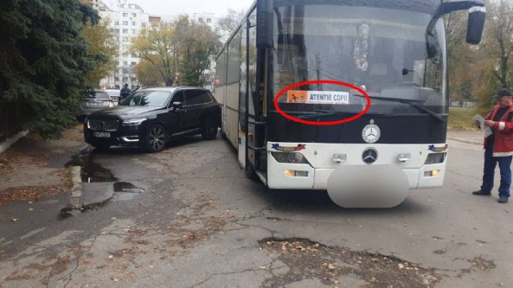 ACCIDENT în Capitală. Un autobuz care ducea oameni la protest a lovit o mașină parcată 