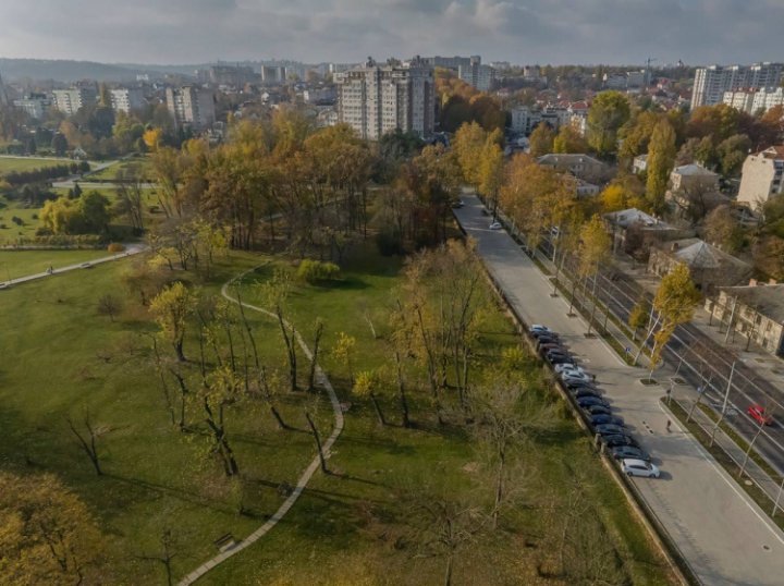 Veste bună pentru șoferi. În zona Parcului „Dendrariu” a fost amenajată o parcare cu 140 de locuri (FOTO)