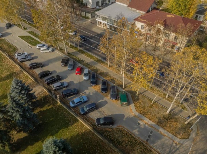 Veste bună pentru șoferi. În zona Parcului „Dendrariu” a fost amenajată o parcare cu 140 de locuri (FOTO)