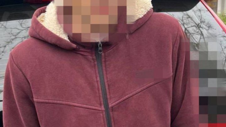 Manifestanţi, escortaţi la sediul Poliţiei. Erau beţi şi înarmaţi cu răngi (FOTO)