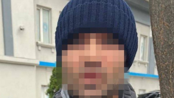 Manifestanţi, escortaţi la sediul Poliţiei. Erau beţi şi înarmaţi cu răngi (FOTO)