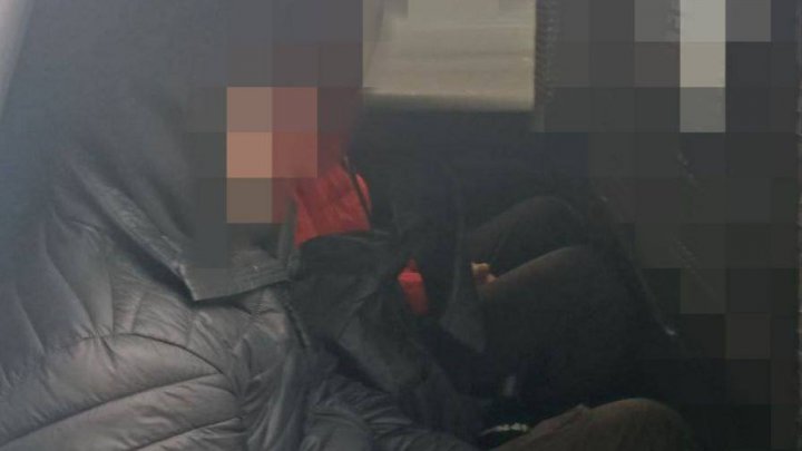 Manifestanţi, escortaţi la sediul Poliţiei. Erau beţi şi înarmaţi cu răngi (FOTO)