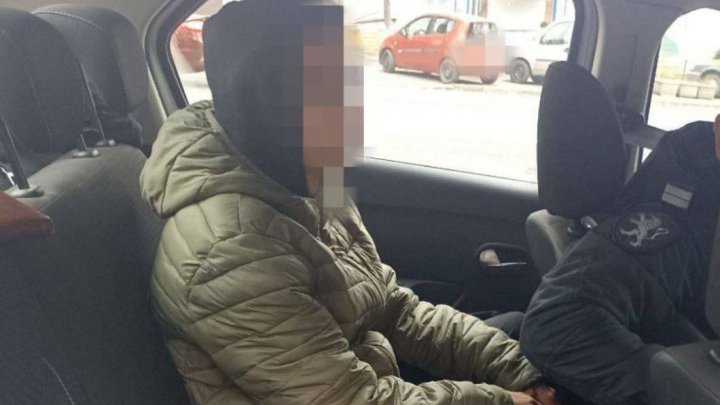 Manifestanţi, escortaţi la sediul Poliţiei. Erau beţi şi înarmaţi cu răngi (FOTO)