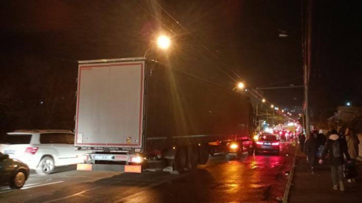 Accident pe strada Grenoble. Rutele de troleibuz 2 şi 17 au schimbat itinerarul (FOTO)