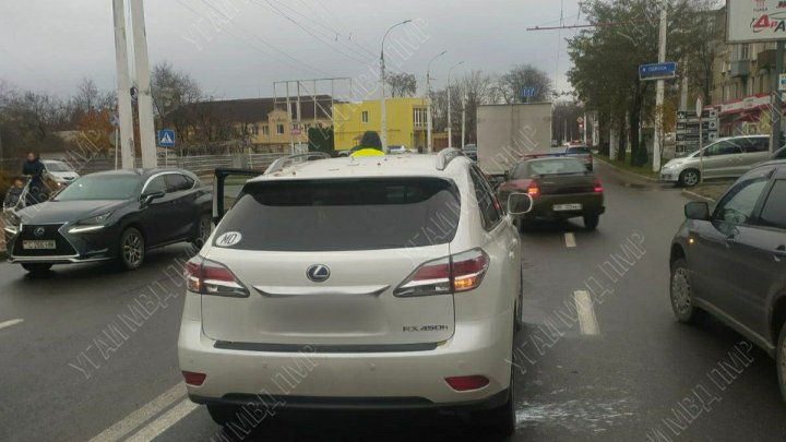 Şoferiţa unei maşini de lux a accidentat o pensionară. Victima de 79 de ani are coaste rupte (FOTO)