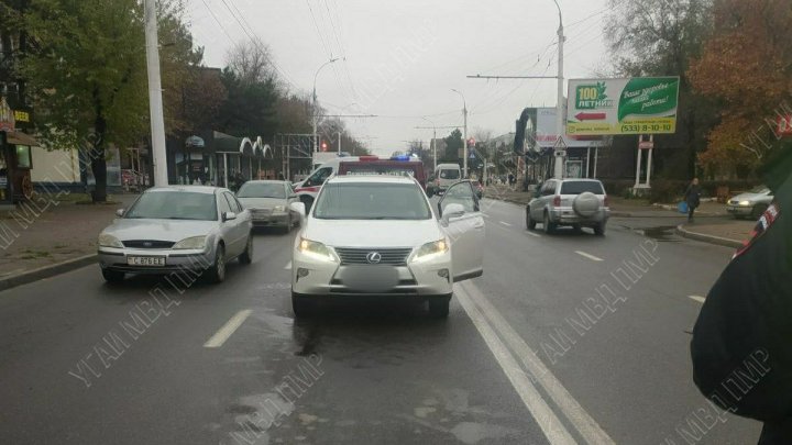 Şoferiţa unei maşini de lux a accidentat o pensionară. Victima de 79 de ani are coaste rupte (FOTO)