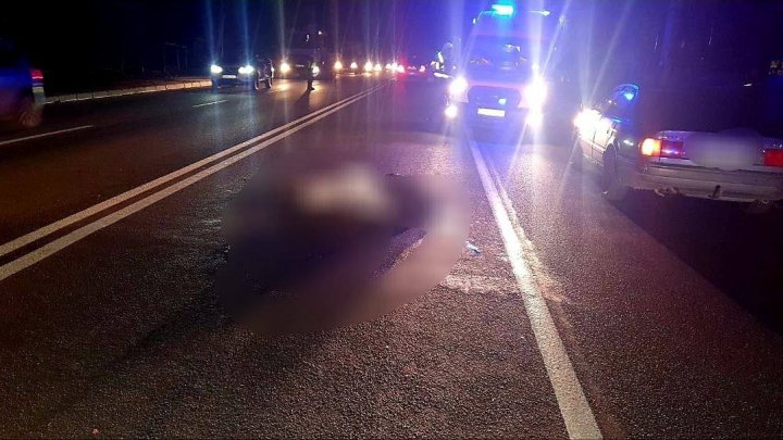 Accident GRAV în raionul Orhei. Un pieton a fost izbit VIOLENT de două maşini (FOTO)