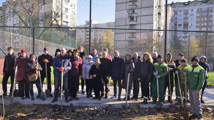 Copii și profesori de la instituțiile de învățământ din Capitală au participat la activități de înverzire a orașului (FOTO)