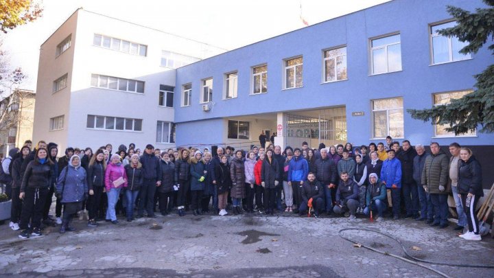 Copii și profesori de la instituțiile de învățământ din Capitală au participat la activități de înverzire a orașului (FOTO)