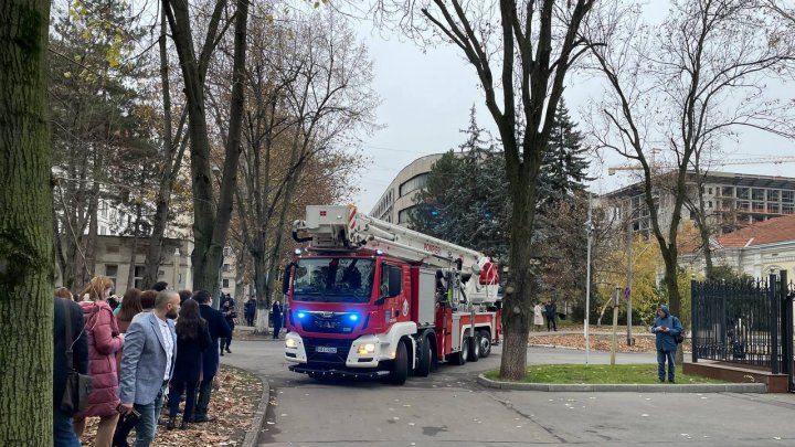 La Parlament s-a declanșat alarma antiincendiară și au venit pompierii. Ce se întâmplă, de fapt (FOTO)