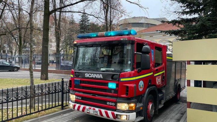 La Parlament s-a declanșat alarma antiincendiară și au venit pompierii. Ce se întâmplă, de fapt (FOTO)