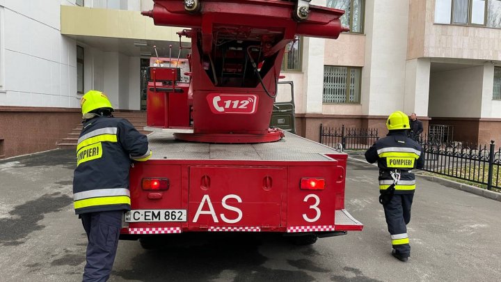 La Parlament s-a declanșat alarma antiincendiară și au venit pompierii. Ce se întâmplă, de fapt (FOTO)