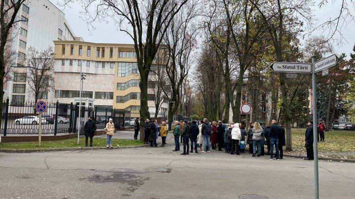 La Parlament s-a declanșat alarma antiincendiară și au venit pompierii. Ce se întâmplă, de fapt (FOTO)