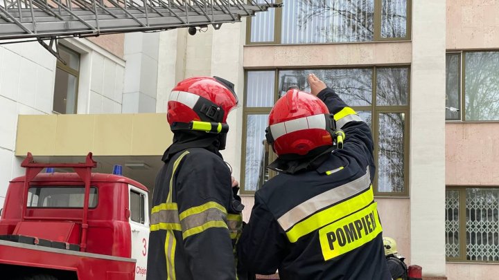 La Parlament s-a declanșat alarma antiincendiară și au venit pompierii. Ce se întâmplă, de fapt (FOTO)