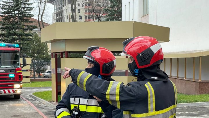 La Parlament s-a declanșat alarma antiincendiară și au venit pompierii. Ce se întâmplă, de fapt (FOTO)