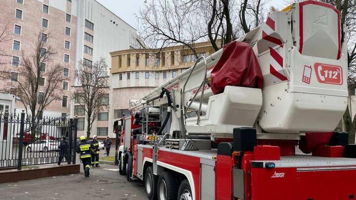 La Parlament s-a declanșat alarma antiincendiară și au venit pompierii. Ce se întâmplă, de fapt (FOTO)