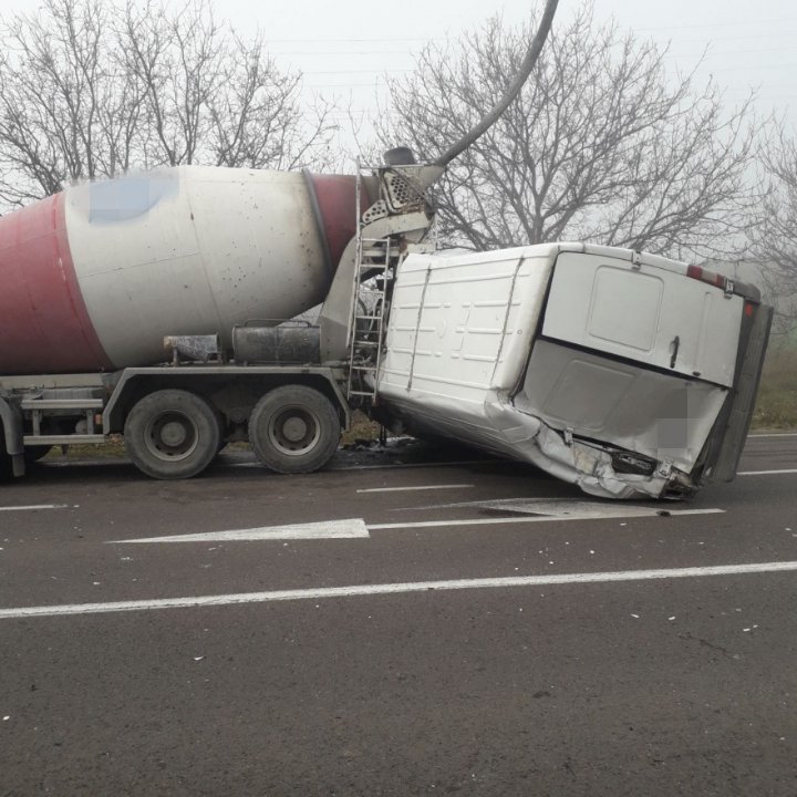 Un microbuz s-a răsturnat pe un drum din nordul țării. Două persoane, transportate la spital (FOTO)