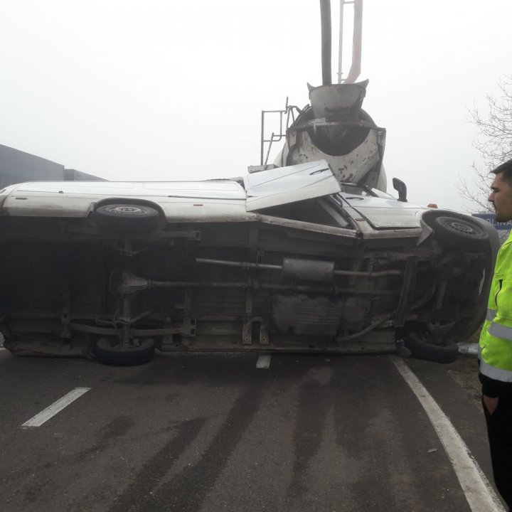 Un microbuz s-a răsturnat pe un drum din nordul țării. Două persoane, transportate la spital (FOTO)