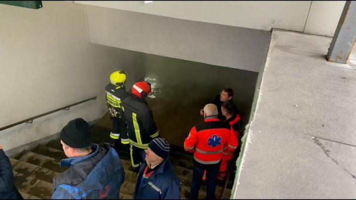 O subterană din Capitală, inundată cu apă fierbinte. Două persoane, evacuate de urgență (FOTO/ VIDEO)