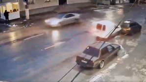 A accidentat un automobil parcat și și-a văzut de drum. MOMENTUL, surprins de camerele de supraveghere (VIDEO)