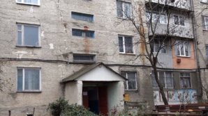 Un bloc din Şoldăneşti riscă să se prăbuşească în orice clipă. Zeci de oameni îşi pun viaţa în pericol (VIDEO)