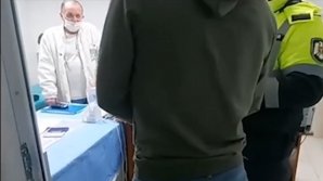 Iresponsabilitate totală. Un șofer beat a fost încătușat de polițiști (VIDEO)