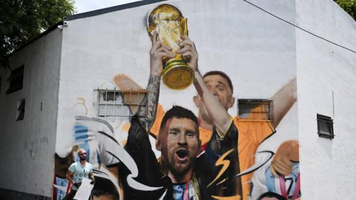 O pictură murală a lui Messi cu trofeul Cupei Mondiale a fost dezvelită la Buenos Aires