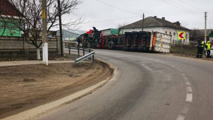 Accident la Căușeni. Un camion s-a răsturnat într-o curbă periculoasă (FOTO)