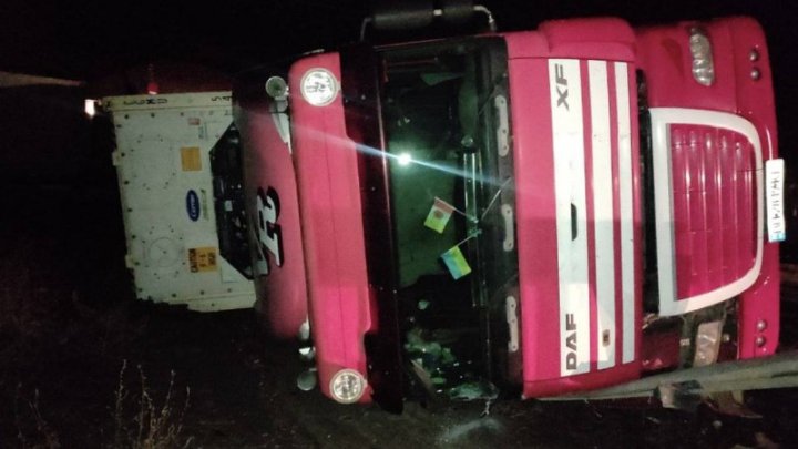 Accident la Căușeni. Un camion s-a răsturnat într-o curbă periculoasă (FOTO)