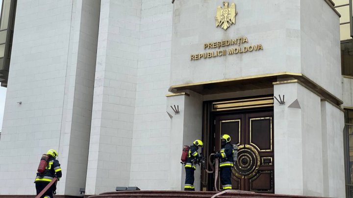 Incendiu la Președinție? Au intervenit mai multe echipaje de pompieri (FOTO)